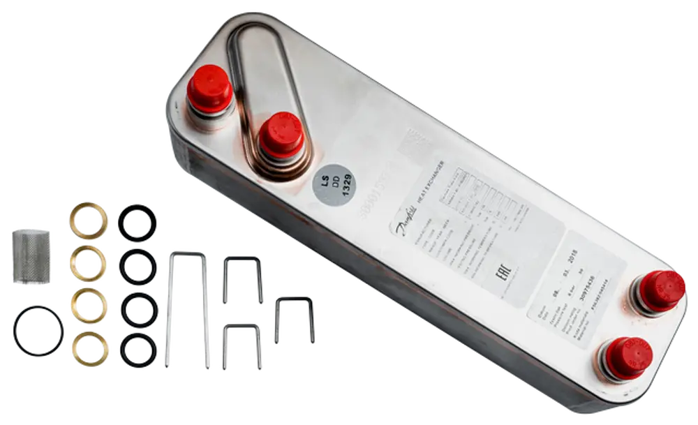 Wärmetauscher-Set mit mehreren Platten und Zubehörteilen, daneben eine Anleitung auf Etikett. Produkt von Wolf, geeignet für spezifische Anwendungen.